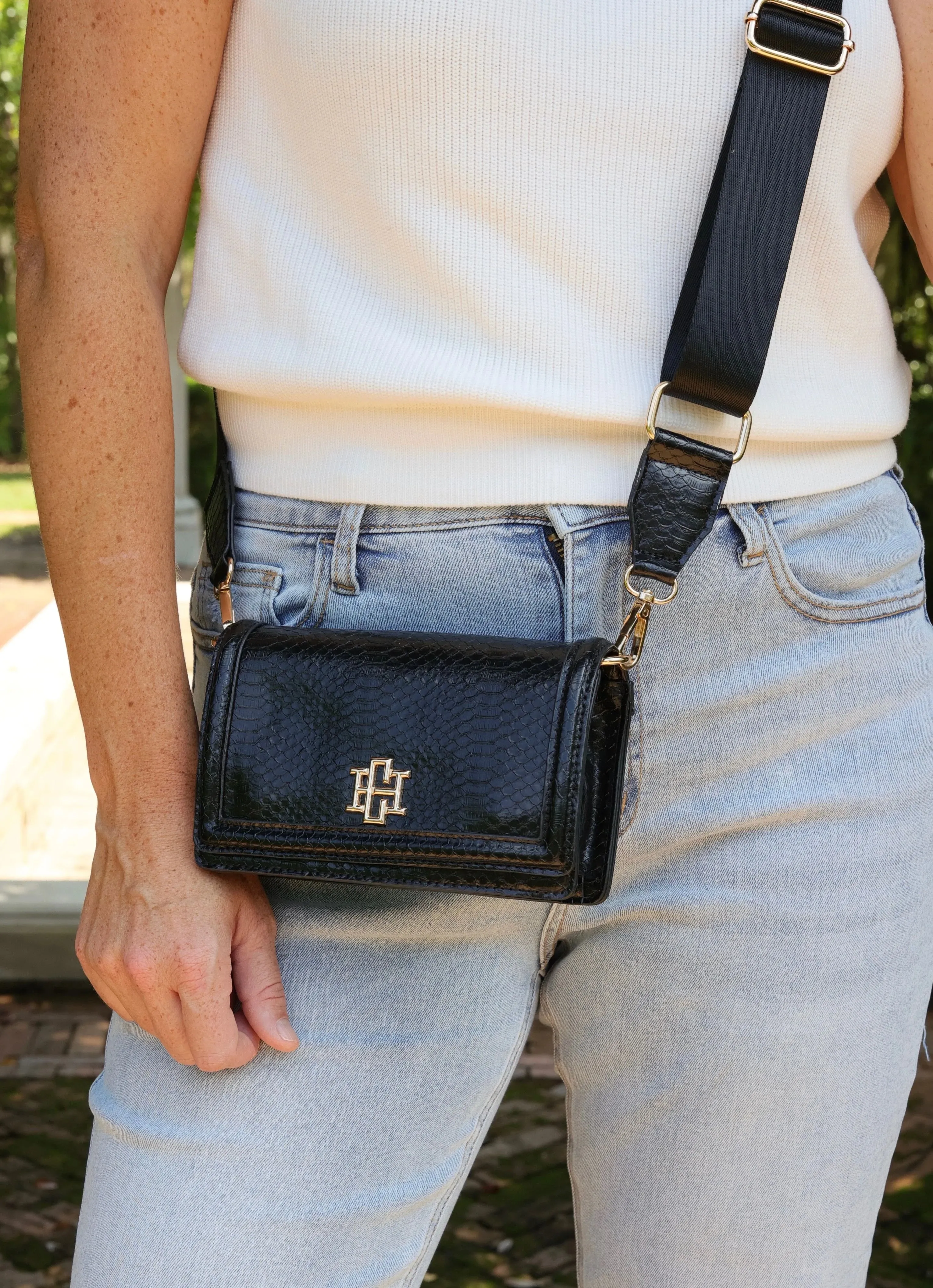 Maverick Crossbody with pocket-Black